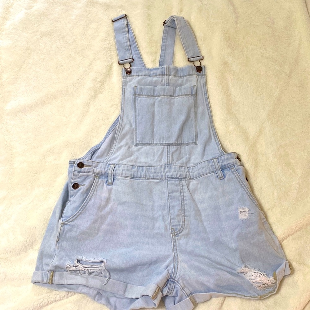 🏷️ : **Pacsun** light denim distressed overalls